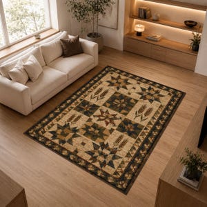Op de afbeelding: Een rechthoekig vloerkleed met een patchwork quiltontwerp, bestaande uit afwisselende blokken met sterpatronen en korenaren in tinten beige, bruin, donkergroen en marineblauw, afgewerkt met een geometrische rand in bijpassende aardetinten.