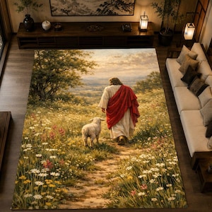Könnte beinhalten: Ein rechteckiger Teppich mit einem Landschaftsdruck, der eine Figur in einem weißen Gewand und einem roten Umhang zeigt, die auf einem Feldweg durch ein Blumenfeld mit einem kleinen Lamm geht, vor einer Kulisse aus Hügeln und Bäumen.
