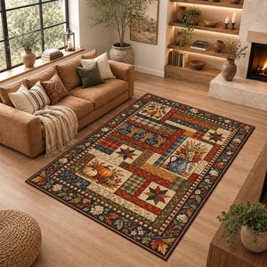 Puede incluir: Una alfombra rectangular con un diseño de patchwork que presenta motivos otoñales como calabazas, peras, trigo y flores. El patrón incorpora estrellas, cuadros y bordes florales en tonos naranja, rojo, azul y verde.
