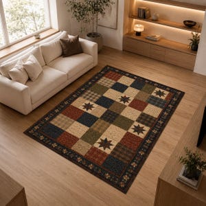 Peut inclure: Un tapis rectangulaire présentant un motif en patchwork composé de carrés alternés dans des tons de rouge, bleu, vert et crème. Plusieurs carrés arborent un motif d'étoile sombre et la bordure est ornée d'un motif répétitif de petites étoiles.