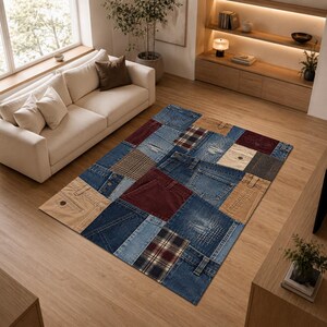 Op de afbeelding: Een rechthoekig vloerkleed met een patchworkontwerp bestaande uit verschillende stoftexturen, waaronder blauwe denim, beige kaki, donkerrode corduroy en ruitpatronen. Het ontwerp bevat zichtbare elementen zoals zakken, riemlussen en naden.