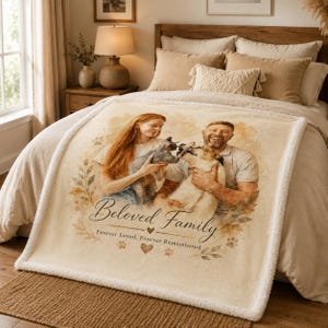 K&ouml;nnte beinhalten: Eine cremefarbene Fleecedecke mit einer Illustration im Aquarellstil, die eine Person und einen Hund zeigt. Der Text lautet Beloved Family, Forever Loved, Forever Remembered, erg&auml;nzt durch Blattmotive, Pfotenabdr&uuml;cke und kleine Herzsymbole.