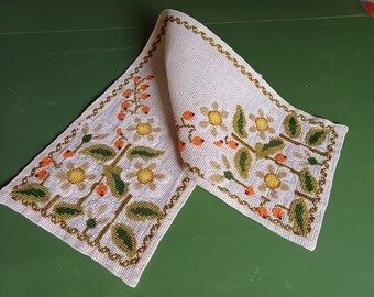 Vintage hand embroidered table runner - Flowers and Rose hip - Cross stitch