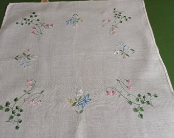 Vintage handgeborduurd tafelkleed - Linnea bloemen en vlinders