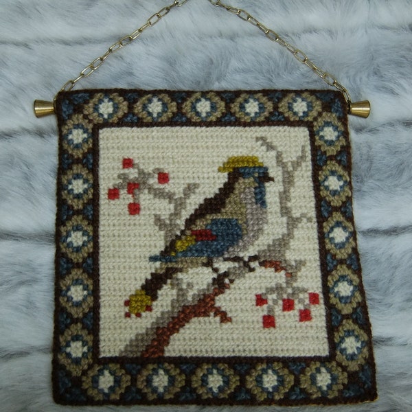 Hand embroidered tapestry with bird motive - Embroidery in twisted seam - Brass hanger