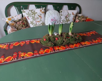 Vintage 1970s printed table runner for Christmas - Tomtar and apples