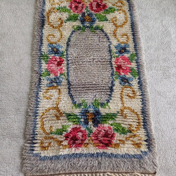 Vintage Swedish hand made Rya rug in wool - Rococo pattern - Roses