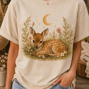 Maglietta con cerbiatto, maglietta con cerbiatto floreale, regalo con animali del bosco per donne, maglietta con cervo in stile cottagecore, maglietta per amanti della natura e della foresta