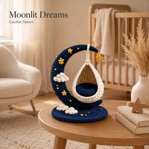 Può includere: Uno schema all'uncinetto intitolato Moonlit Dreams con una base a mezzaluna blu scuro con stelle gialle e nuvole bianche. Una sedia sospesa a forma di goccia color crema con un cuscino blu scuro è appesa alla struttura della luna.