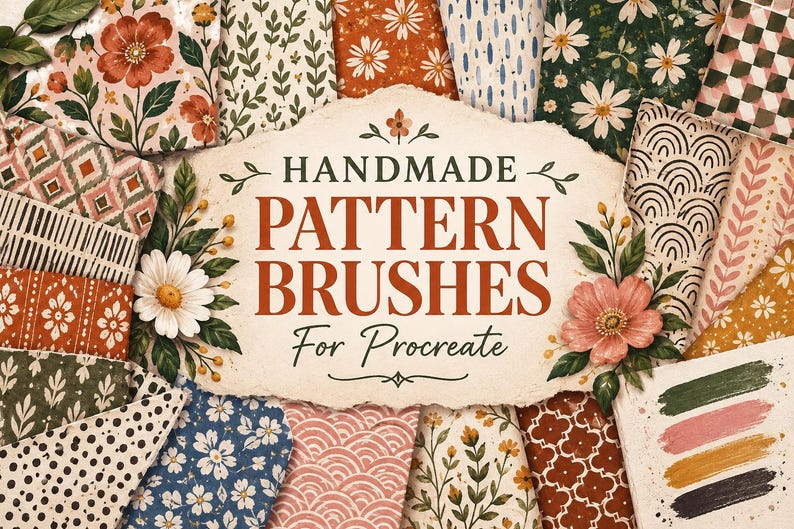 K&ouml;nnte beinhalten: Eine Sammlung digitaler Muster-Swatches mit floralen, geometrischen und abstrakten Designs in Erdt&ouml;nen. Das zentrale Etikett mit Papiertextur zeigt den Text HANDMADE PATTERN BRUSHES For Procreate, eingerahmt von zwei illustrierten Blumen.