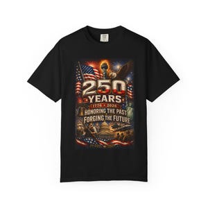 Könnte beinhalten: Ein schwarzes T-Shirt mit einem Grafikdruck und dem Text 250 YEARS 1776-2026 HONORING THE PAST FORGING THE FUTURE. Das Design zeigt eine amerikanische Flagge, einen Weißkopfseeadler, die Freiheitsstatue, das Kapitol und ein Feuerwerk.