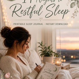 Op de afbeelding: Een spiraalgebonden slaapdagboek getiteld Sleep Sanctuary met bloemen- en maanillustraties op de kaft. De tekst 14 Nights to Restful Sleep, Printable Sleep Journal en Instant Download staat erboven. Het dagboek heeft een crèmekleurige kaft.