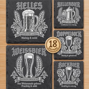 Puede incluir: Un juego de cinco posavasos cuadrados de pizarra negra con grabados blancos de ilustraciones de cerveza y textos como Helles, Kellerbier, Doppelbock, Weissbier y Bockbier. Una insignia redonda de madera muestra el texto 18 DESIGNS.