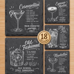 Può includere: Un set di cinque sottobicchieri quadrati in ardesia nera con ricette di cocktail e illustrazioni stampate in bianco per Cosmopolitan, Espresso Martini, Mai Tai, Old Fashioned e Manhattan, con un'etichetta rotonda in legno.