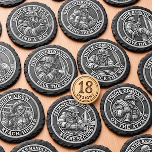 Puede incluir: Una colección de posavasos circulares de pizarra con imágenes grabadas de bomberos y texto, incluyendo Search & Rescue, Rapid Intervention, Rope Rescue, Fire Investigator, Truck Company, Ladder Crew, Technical Rescue y Engine Company.