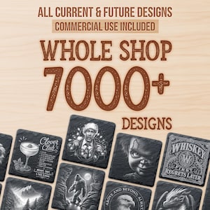 Peut inclure: Un affichage graphique numérique présentant le texte ALL CURRENT & FUTURE DESIGNS COMMERCIAL USE INCLUDED WHOLE SHOP 7000+ DESIGNS. Sous le texte se trouvent divers sous-verres carrés en ardoise avec des illustrations blanches de cocktails, personnages et animaux.