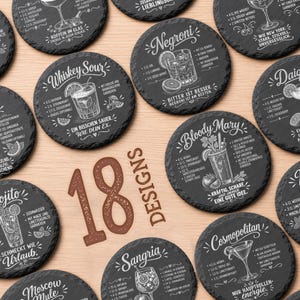 Könnte beinhalten: Eine Sammlung runder Untersetzer aus schwarzem Schiefer mit weiß gravierten Illustrationen verschiedener Cocktails wie Negroni, Whiskey Sour und Bloody Mary, inklusive der jeweiligen Zutatenlisten und Zubereitungshinweise.