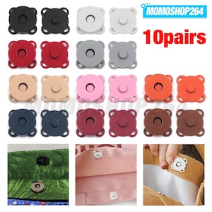 Può includere: Dieci paia di bottoni magnetici rotondi in vari colori, tra cui nero, bianco, grigio, rosso, rosa, arancione, blu e marrone. Ogni bottone presenta quattro fori per la cucitura. Il testo MOMOSHOP264 e 10pairs è visibile. Esempi mostrano i bottoni fissati su tessuto.