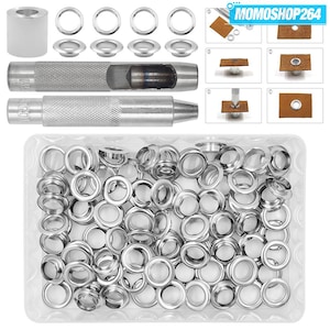 Puede incluir: Un conjunto de ojales y remaches metálicos plateados con dos herramientas de ajuste cilíndricas de acero y una base de plástico blanco. Un recipiente de plástico transparente contiene una gran cantidad de ojales sueltos, junto con diagramas de montaje.