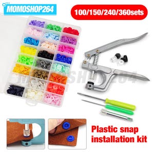 Può includere: Un kit di installazione di bottoni a pressione in plastica con una varietà di bottoni colorati in un organizer trasparente. Include uno strumento di installazione argentato, cacciaviti ed esempi di bottoni a pressione su tessuto marrone. Il testo "Plastic snap installation kit" è visibile.