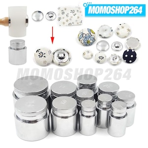 Peut inclure: Un ensemble d'outils et de matrices en métal pour fabriquer des boutons de différentes tailles, incluant un maillet blanc, des moules en métal argenté et des boutons recouverts de tissu à motifs floraux et à pois. Texte MOMOSHOP264 inclus.