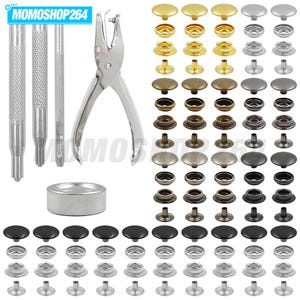 Peut inclure: Un kit de boutons-pression en métal comprenant une pince perforatrice argentée, trois outils de pose cylindriques, une base circulaire et un assortiment de boutons-pression en métal aux finitions dorée, argentée, bronze, canon et noire.