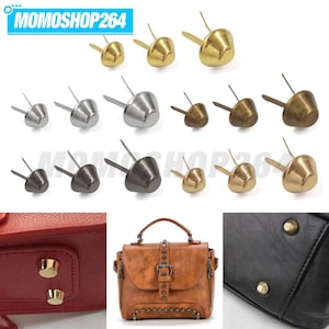 Peut inclure: Une collection de pieds de sac en métal dans diverses finitions métalliques, notamment or, argent, bronze et bronze à canon. Chaque clou présente un sommet arrondi et deux griffes de fixation, illustré sur le fond de sacs rouges, fauves et noirs.