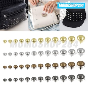 Puede incluir: Surtido de tachuelas metálicas en varios tamaños y acabados, incluyendo dorado, plateado y bronce. Las tachuelas se muestran en una mochila negra, un bolso blanco y una gorra de béisbol negra. Estas tachuelas decorativas se utilizan para embellecer ropa y accesorios.