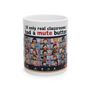 Peut inclure: Mug en céramique blanche avec une illustration colorée d'une classe virtuelle avec des visages d'enfants. Le mug porte l'inscription "If only real classrooms had a mute button". Un cadeau amusant pour les enseignants ou ceux qui travaillent à domicile.
