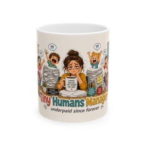 Può includere: Tazza in ceramica bianca con un'illustrazione umoristica. Il design presenta una persona stanca che tiene una tazza di caffè, circondata da bambini e pile di carta. Il testo recita "Tiny Humans Manager" e "underpaid since forever."