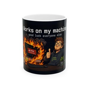 "Works On My Machine" mok | Koffiemok voor programmeurs, humoristische code, illustratie van een brandende computer