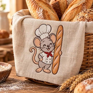 Può includere: Un rivestimento in tessuto di lino beige drappeggiato su un cesto di vimini intrecciato riempito con vari pani artigianali. Il rivestimento presenta un topo dei cartoni animati ricamato con un cappello da chef bianco e un fazzoletto rosso.