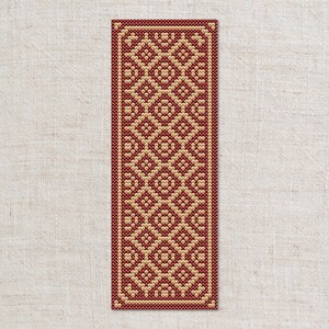 Könnte beinhalten: Ein rechteckiges Kreuzstichmuster mit einem sich wiederholenden geometrischen Design aus Rauten und Quadraten. Die Stickerei verwendet eine tiefrote Hintergrundfarbe mit einem kontrastierenden hellbeigen Faden für das symmetrische Gittermuster.