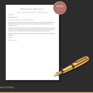 Puede incluir: Un documento con membrete blanco con el nombre Madison Reeves en texto rosa en la parte superior, acompañado de una pluma estilográfica dorada. Una insignia circular en la esquina superior derecha contiene el texto RUSH READY y FIRSTROUNDHIRE.