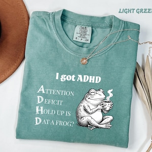Rolig ADHD-t-shirt, jag har ADHD-tröja, groda-t-shirt, komfortfärger, ADHD-humor-tröja, kvick ADHD-citat, uppmärksamhetsunderskott, unisex