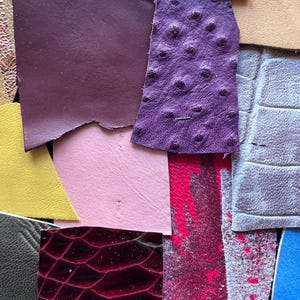 Puede incluir: Una colección de muestras de cuero variadas con diversas texturas y colores, incluyendo morado oscuro liso, morado texturizado estilo avestruz, rosa claro, amarillo brillante, cobre metálico, gris con relieve de cocodrilo y piezas rojas estampadas.