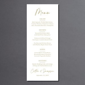 Pu&ograve; includere: Un biglietto del menu verticale con un carattere dorato. Il menu include opzioni di insalata, antipasto, contorni e dessert. Il menu &egrave; per Cotton & Sampson, datato 23 settembre 2029.
