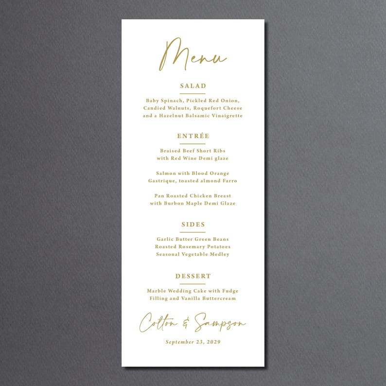 Pu&ograve; includere: Un biglietto del menu verticale con un carattere dorato. Il menu include opzioni di insalata, antipasto, contorni e dessert. Il menu &egrave; per Cotton & Sampson, datato 23 settembre 2029.