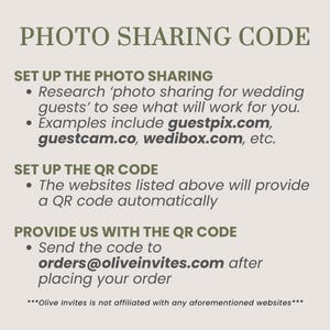 K&ouml;nnte beinhalten: Eine beige Grafik mit dem Text "PHOTO SHARING CODE". Anweisungen umfassen die Recherche zum Teilen von Fotos, das Einrichten eines QR-Codes und die Bereitstellung des Codes an orders@oliveinvites.com. Der Text listet auch guestpix.com, guestcam.co und wedibox.com auf.