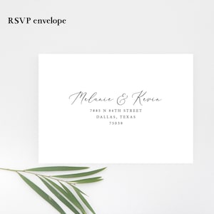 Puede incluir: Sobre blanco con caligraf&iacute;a negra que dice "Melanie & Kevin" y la direcci&oacute;n "7885 N 84th Street, Dallas, Texas 75039"