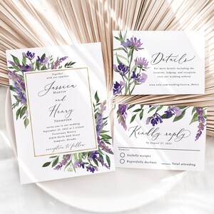 Op de afbeelding: Een set trouwbriefpapier met aquarel lavendel en groen. De uitnodiging bevat de namen Jessica en Henry, evenementdetails en een gouden rand. Extra kaarten bevatten details en een antwoordkaart.