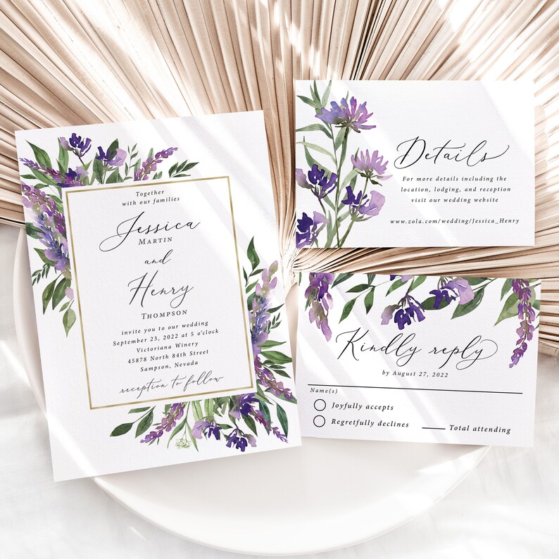 Op de afbeelding: Een set trouwbriefpapier met aquarel lavendel en groen. De uitnodiging bevat de namen Jessica en Henry, evenementdetails en een gouden rand. Extra kaarten bevatten details en een antwoordkaart.