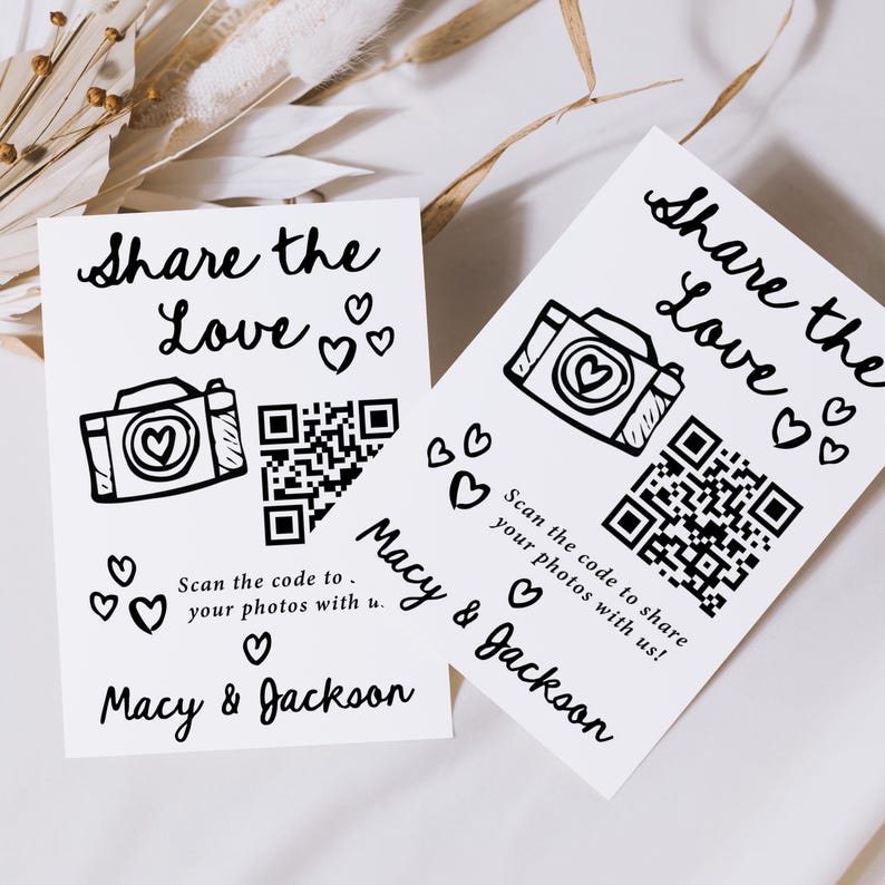 K&ouml;nnte beinhalten: Zwei wei&szlig;e Karten mit schwarzem Text und Illustrationen. Auf den Karten steht "Share the Love" mit einem Kamera-Symbol und einem QR-Code. Der Text "Scannen Sie den Code, um Ihre Fotos mit uns zu teilen!" ist ebenfalls vorhanden. Die Namen "Macy & Jackson" stehen unten.