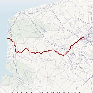 Peut inclure: Une impression cartographique avec une ligne rouge traçant un itinéraire de Lille à Hardelot sur un fond clair avec des lignes bleues fines représentant les routes. Le texte indique LILLE-HARDELOT, DU NORD À LA MER et 50.5360 N 2.3162 E.