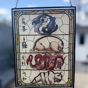 Op de afbeelding: Een rechthoekig glas-in-loodpaneel met vier horizontale secties met illustraties van twee koivissen, een das-mol, een draak en een vliegende bizon. Elke sectie bevat zwarte Chinese karakters aan de linkerkant, omlijst door een donkere rand.