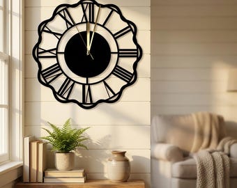 Reloj de pared de metal negro mate con números romanos festoneados y movimiento de cuarzo silencioso.