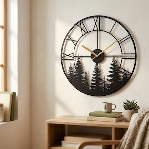 Könnte beinhalten: Eine große, runde Wanduhr mit einem schwarzen Metallrahmen, römischen Ziffern und einer Silhouette eines Kiefernwaldes am unteren Rand. Die Uhr hat zwei dünne, goldfarbene Zeiger, die auf einem schwarzen, runden Mittelstück montiert sind.