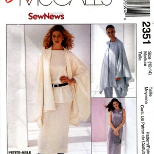 Può includere: Modello di cucito per un abito e un drappeggio. Il modello è per le taglie 12-14 e si chiama McCall's Easy SewNews 2351.