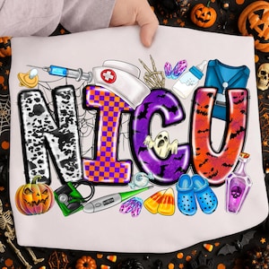Può includere: Una t-shirt bianca con le lettere NICU in vari motivi di Halloween, tra cui macchie di mucca, scacchi arancioni e viola, pipistrelli e facce di zucca. Intorno alle lettere ci sono icone mediche e spettrali come una siringa, una cuffia da infermiera, una mano di scheletro, un biberon, uno stetoscopio, un termometro, caramelle, zoccoli blu e una pozione.