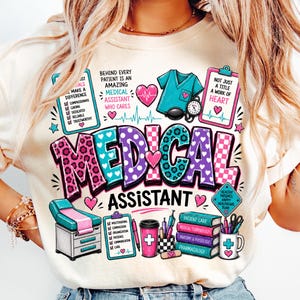 Puede incluir: Una camiseta color crema con un gráfico colorido que incluye el texto "MEDICAL ASSISTANT" y "BEHIND EVERY PATIENT IS AN AMAZING MEDICAL ASSISTANT WHO CARES". El diseño presenta iconos médicos como una casaca, portapapeles, libros y corazones.